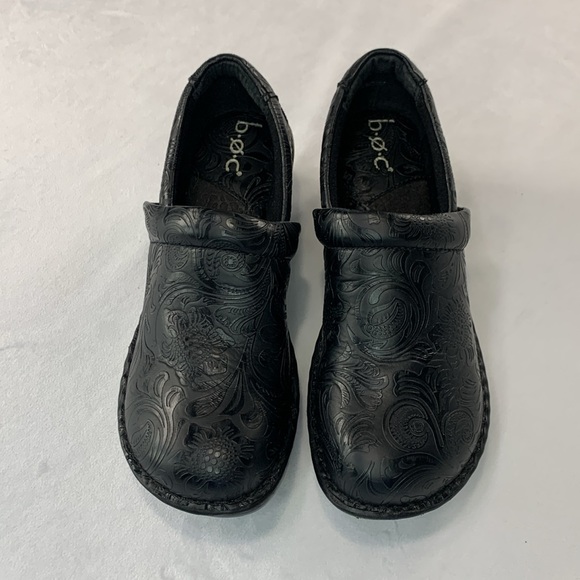 b o c Peggy Comfort Clogs Mules Slip-On Black Faux Leather Embossed Size 7.5 - Picture 3 of 15